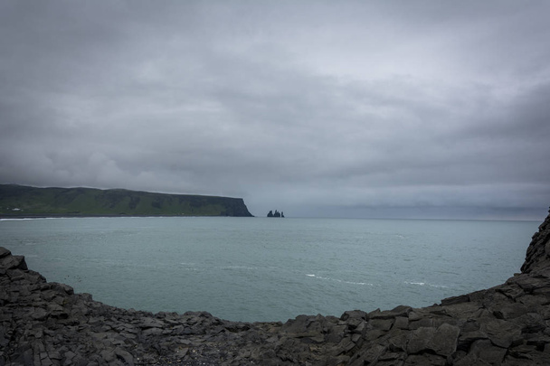 Базальтові скельними утвореннями або троль пальці. Reynisdrangar, вік, Ісландія - Фото, зображення