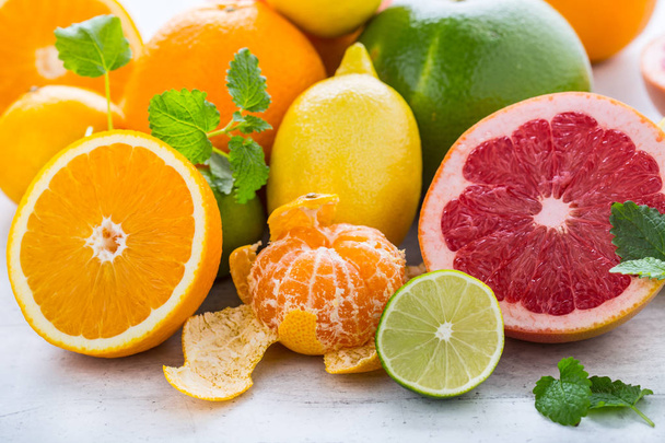 Citrus fresh fruit. Orange grapefruit lemon lime with mint leaves - Foto, Imagem