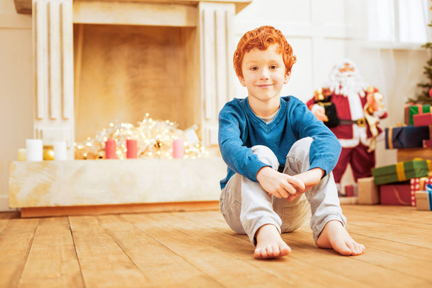 Smiling kid sitting on floor on christmas morning - Foto, Imagem
