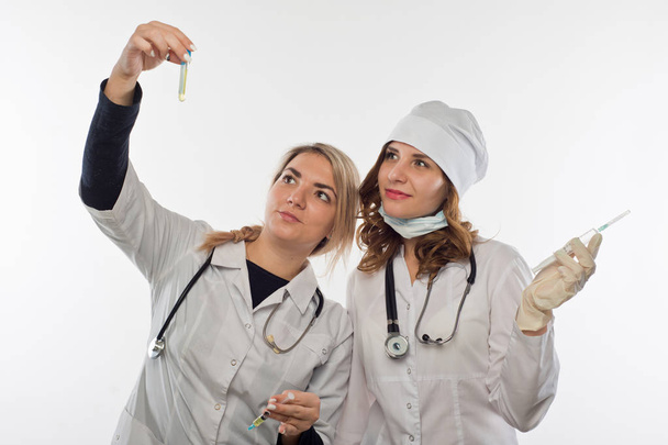 Valmistautuminen nuorten terveydenhuollon ammattilaisten antamaan injektioon
 - Valokuva, kuva