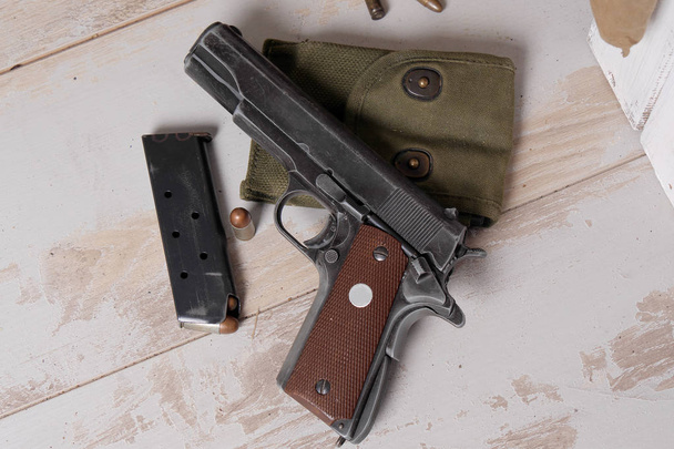 pistole M1911 vláda s kazetami - Fotografie, Obrázek