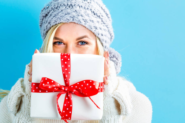 Young woman holding a Christmas gift - Foto, Bild