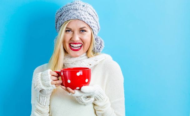 Женщина в зимней одежде пьет кофе
 - Фото, изображение