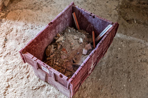 Box with debris after construction work - Foto, afbeelding