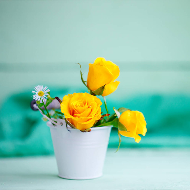 Yellow roses on a wooden table. Autumn background . Autumn still-life. - Foto, Imagen