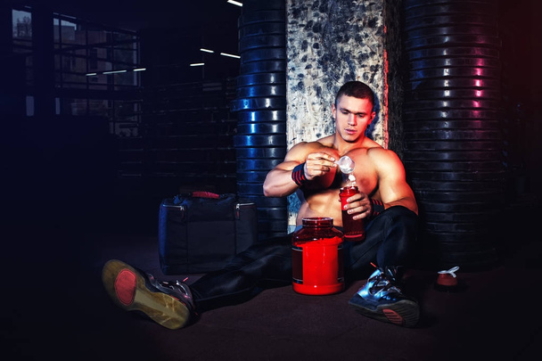 muscular man preparing protein cocktail - Zdjęcie, obraz