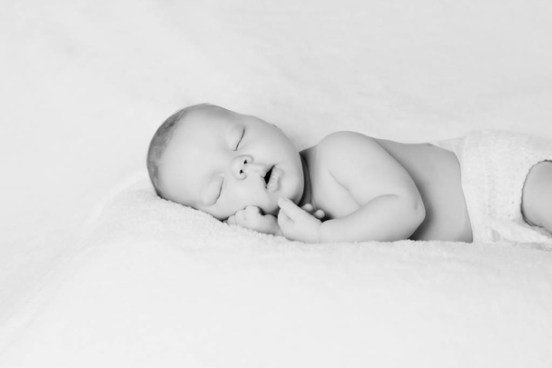 Retrato do bebê recém-nascido adormecido
 - Foto, Imagem