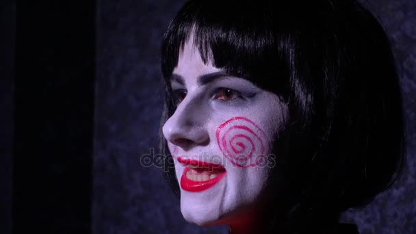 Девушка с макияжем в кошмарном стиле поет
 - Кадры, видео