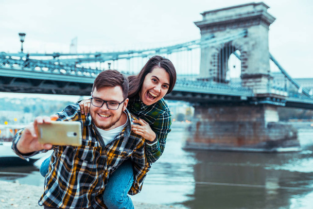 linda cople tomando selfie ponte no fundo
 - Foto, Imagem