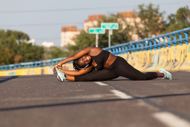 Jeune femme africaine faisant du sport dans la rue
 - Photo, image