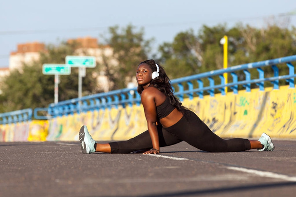 junge Afrikanerin treibt Sport auf der Straße - Foto, Bild