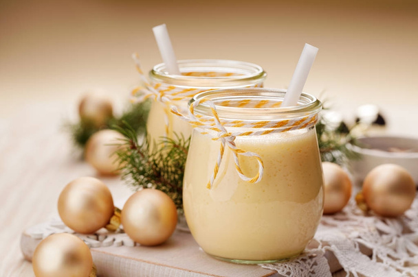 Yumurta likörü alkollü içecek tarçın veya Hindistan cevizi ile servis. Geleneksel içki kez Noel sırasında hizmet - Fotoğraf, Görsel