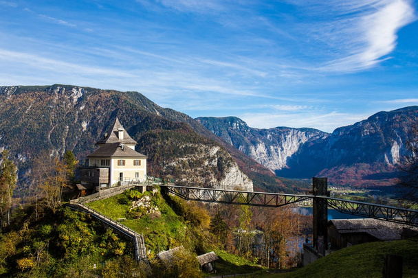 House on The Hill met blauwe lucht en Mountain - Hallstatt, Oostenrijk - Foto, afbeelding