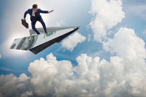 Empresario volando en avión de papel en concepto de negocio - Foto, Imagen