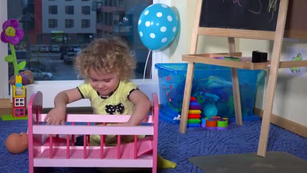 tout-petit enfant coucher bébé poupée jouet et balançoire dans la crèche
 - Séquence, vidéo