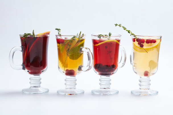 bebidas quentes de inverno saborosas isoladas no fundo branco
 - Foto, Imagem