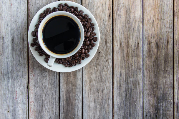 Tasse à café vue de dessus sur fond de table en bois - Photo, image