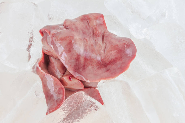 beyaz buz içinde tavuk karaciğer - Fotoğraf, Görsel