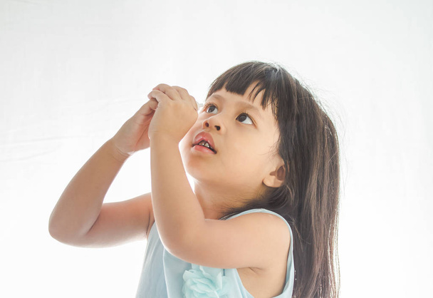 kleines Mädchen, das Augentropfen einsetzt - Foto, Bild