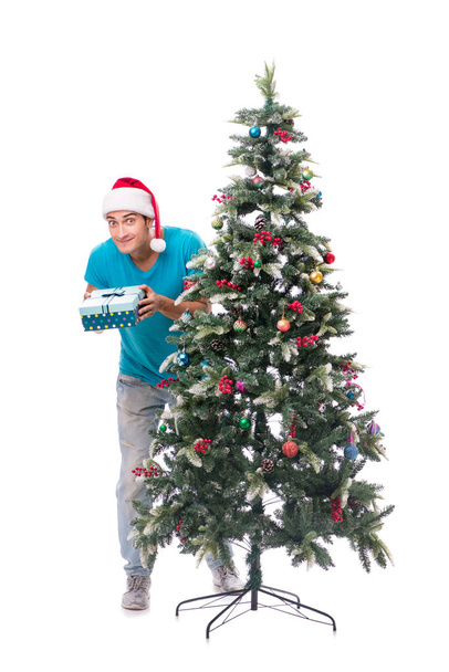 Jeune homme décorant arbre de Noël isolé sur blanc - Photo, image