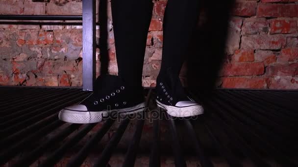 Lány cipők narulously és ritmikusan stomping - Felvétel, videó