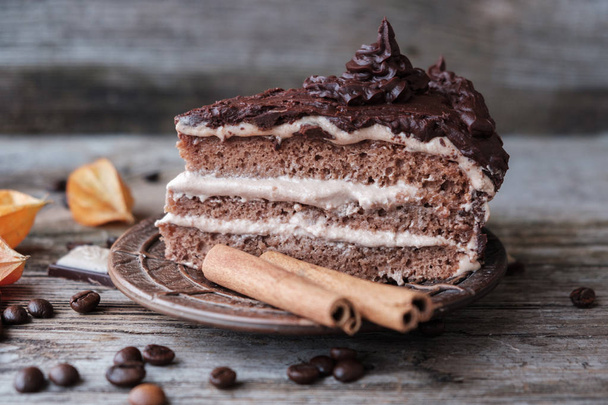 Schokoladenkuchen und Kaffeebecher - Foto, Bild