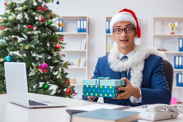 Empresário comemorando as férias de Natal no escritório - Foto, Imagem