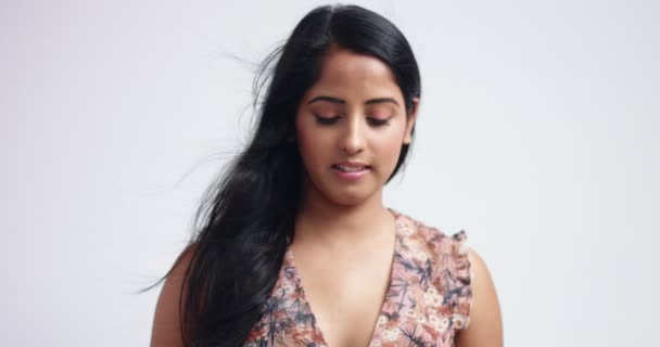 Portret ładny Indian girl w szczyt kwiatowy - Materiał filmowy, wideo