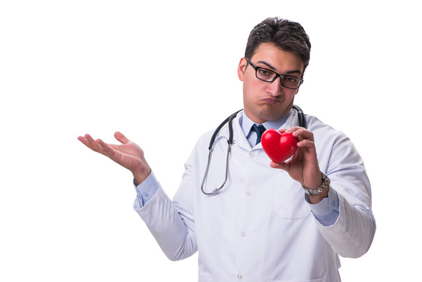 Νεαρά αρσενικά καρδιολόγος γιατρός κρατώντας μια καρδιά που απομονώνονται σε λευκό - Φωτογραφία, εικόνα