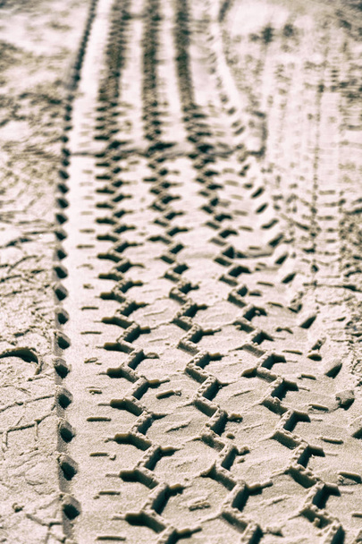 LKW-Reifenspuren im Sand des Strandes tagsüber - Foto, Bild
