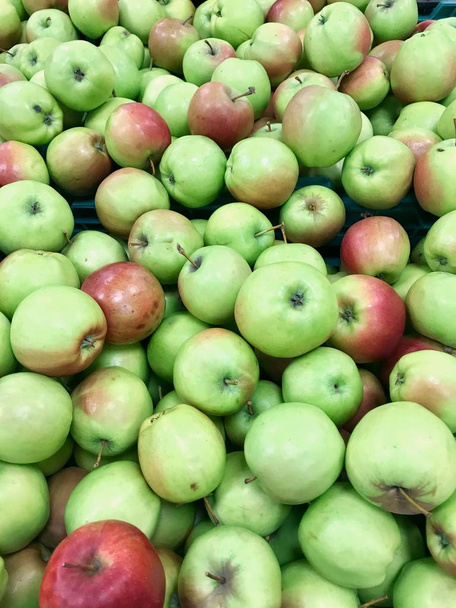 Beaucoup de pommes vertes et rouges à l'épicerie
 - Photo, image
