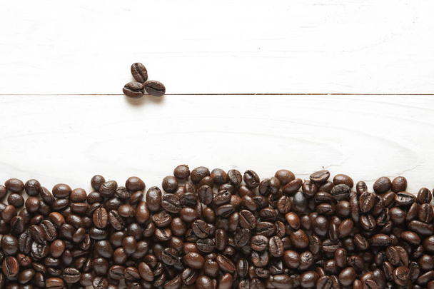roasted coffee beans background on wood - Foto, immagini