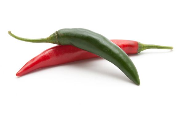 Czerwony i zielony hot chili peppers na białym tle  - Zdjęcie, obraz