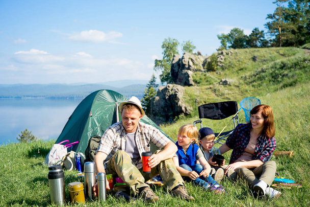 Happy family hiking - Zdjęcie, obraz