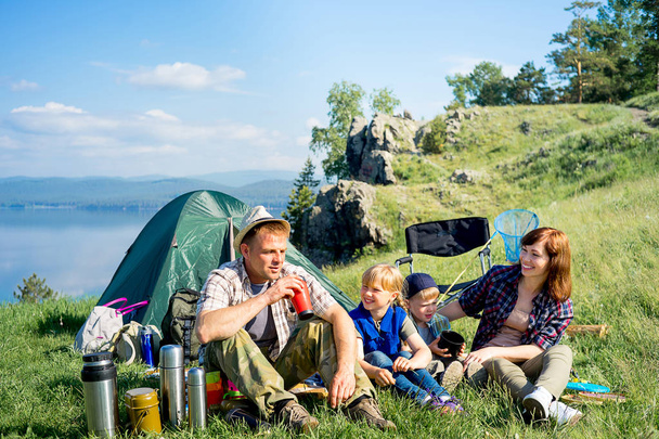 Happy family hiking - Valokuva, kuva