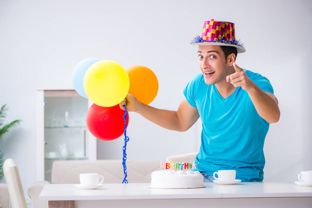 Jeune homme célébrant son anniversaire seul à la maison - Photo, image