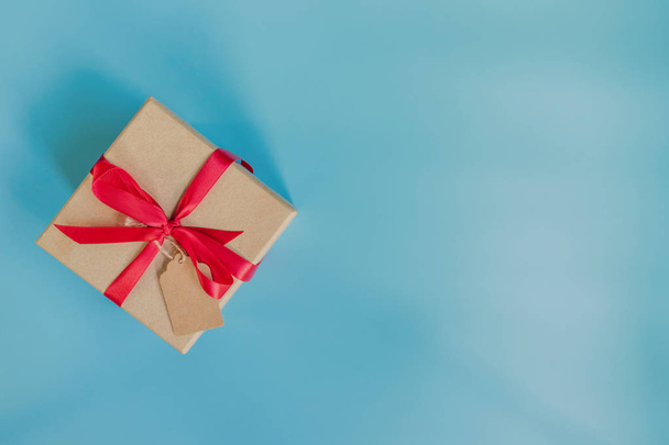 bovenaanzicht bruin gift box voor Nieuwjaar op pastel blauw backgr - Foto, afbeelding