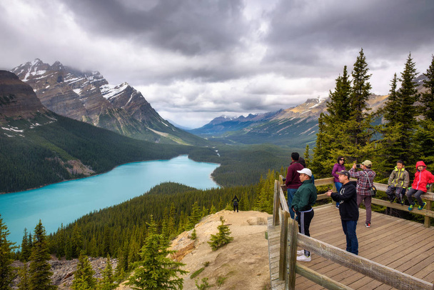 Tourists at the Peyto Lake in Banff National Park - Фото, изображение