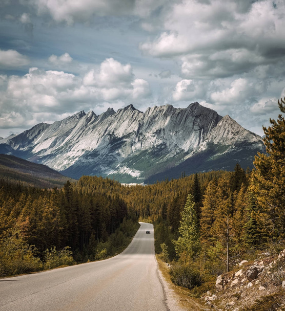 Scenic Icefields Pkwy traveling through Banff and Jasper National Park - Foto, Imagen