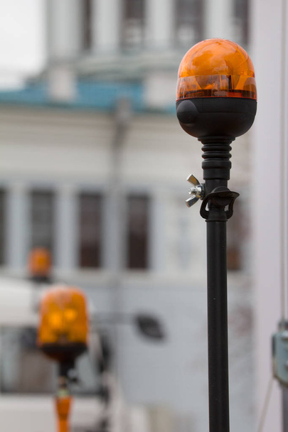 Flasher laranja em pé ao ar livre
 - Foto, Imagem
