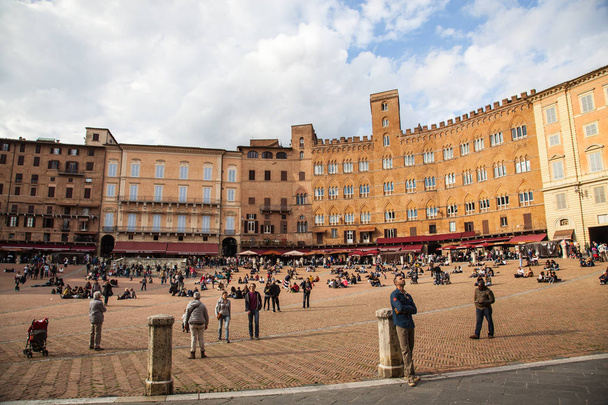 Palazzo Pubico in Piazza del Campo,シエナ,イタリア - 写真・画像