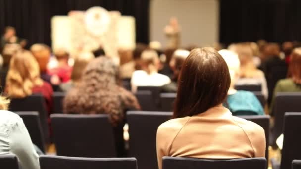 Mujeres estudiantes durante el estudio, en la conferencia Audiencia
 - Imágenes, Vídeo