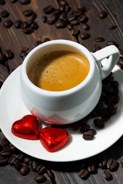 fincan espresso ve çikolata tatlılar bir kalp şeklinde - Fotoğraf, Görsel