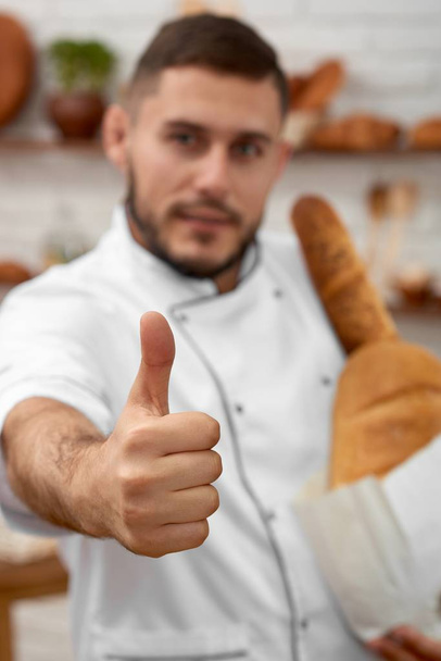 Young man working at his bakery - Foto, immagini