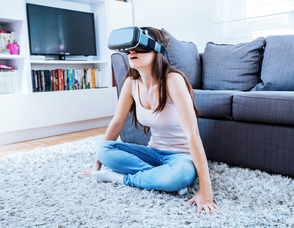 virtual reality glasses woman home - Fotoğraf, Görsel