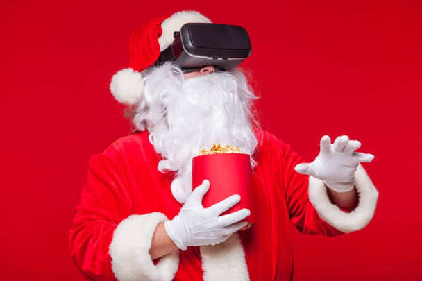 Santa Claus wearing virtual reality goggles and a red bucket wit - Foto, immagini
