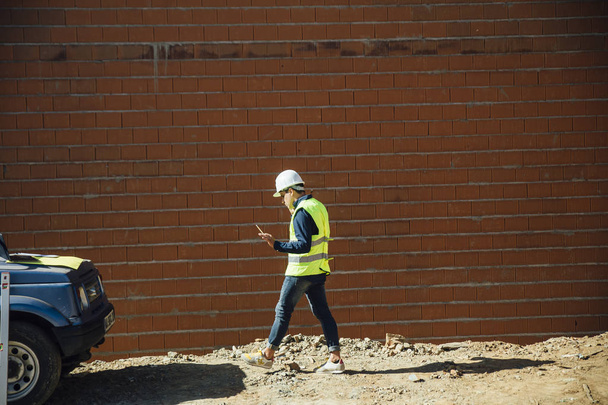 Bauinspektor schaut sich neue Immobilie an - Foto, Bild