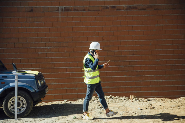 Ispettore edile guardando nuova proprietà
 - Foto, immagini