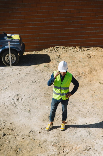 Строительный инспектор смотрит на новую недвижимость
 - Фото, изображение