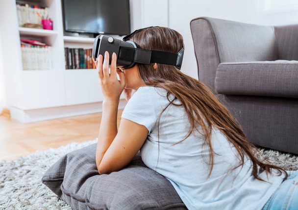 Virtual reality bril vrouw thuis - Foto, afbeelding